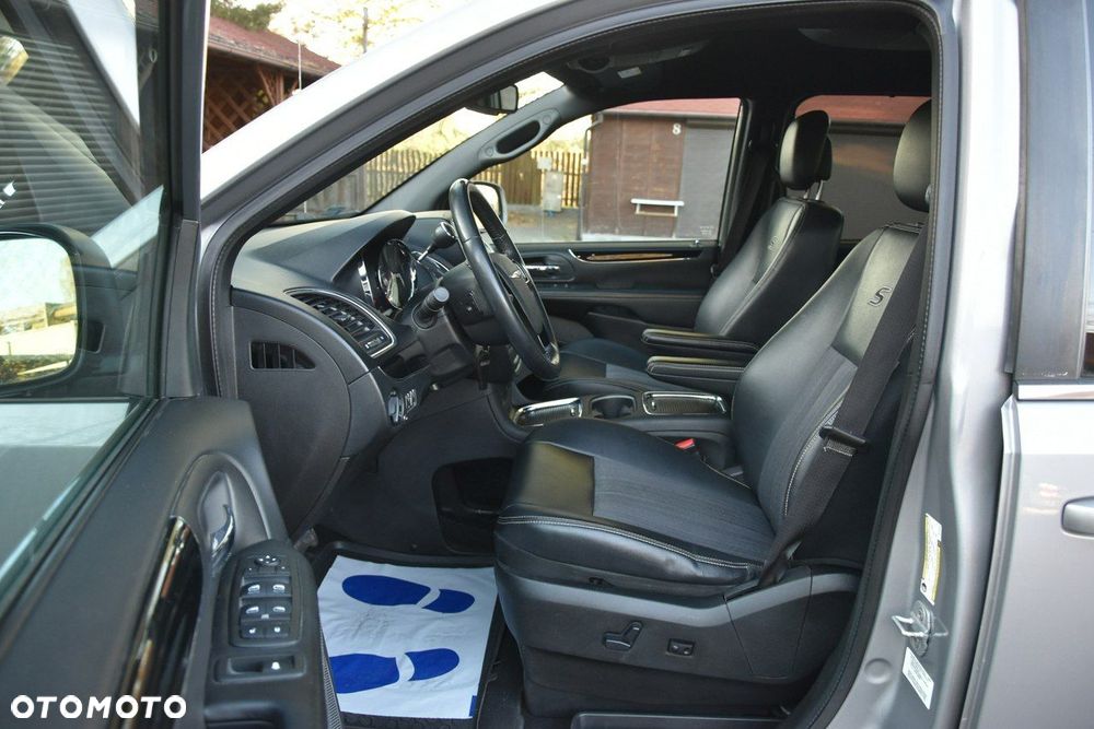 Chrysler Town & Country - 16