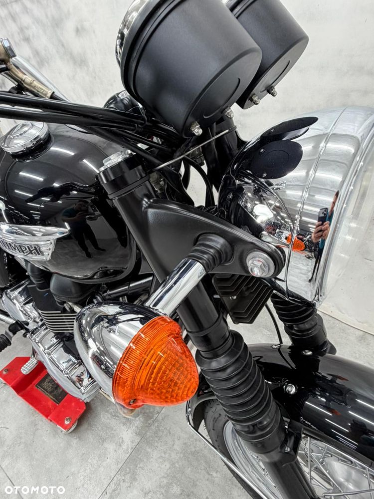 Triumph Bonneville - 24