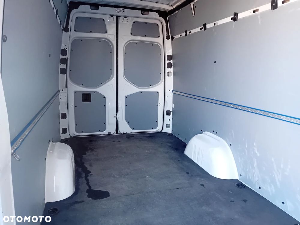 Mercedes-Benz Sprinter - 14