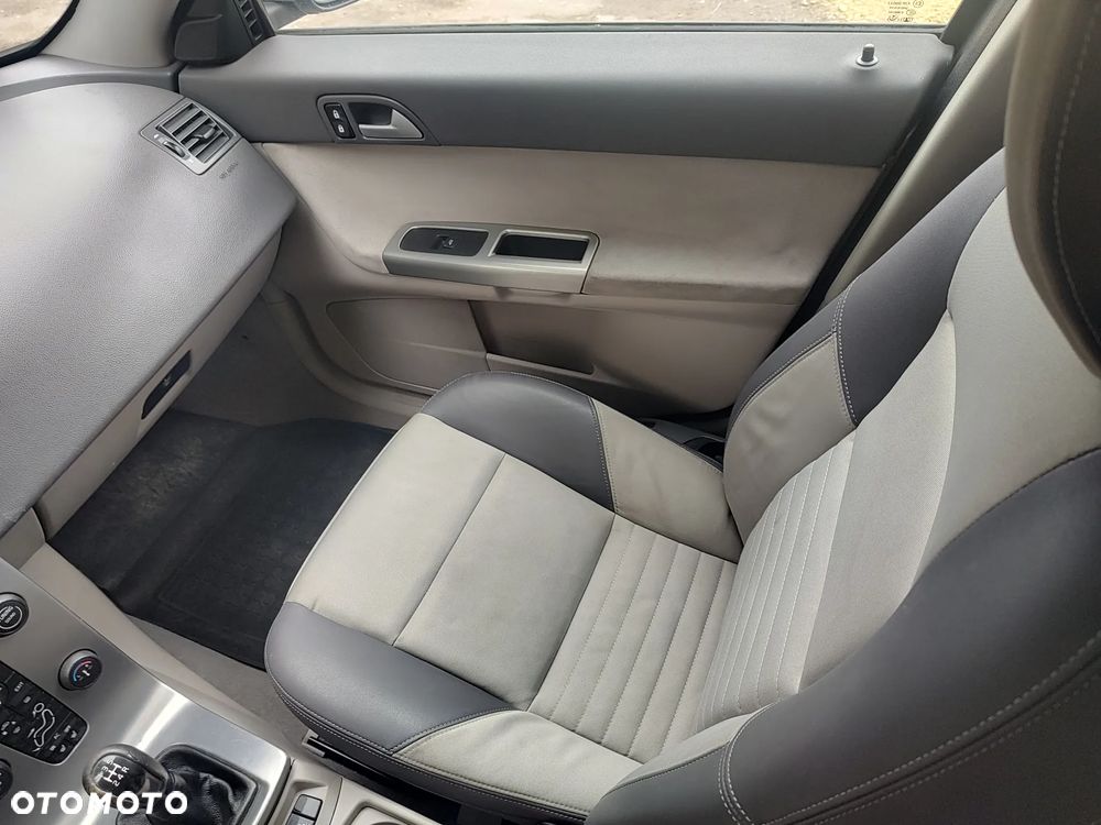 Volvo V50 2.4 Momentum - 17