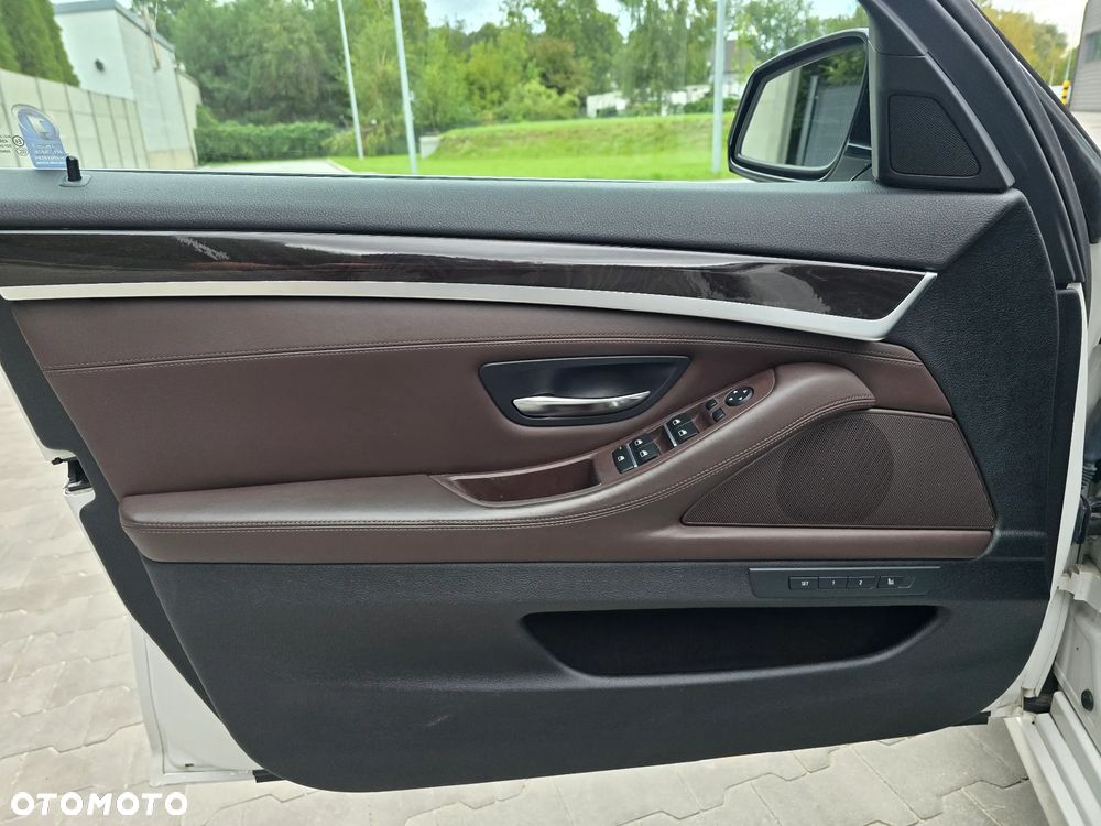 BMW Seria 5 535i xDrive Sport-Aut Luxury Line - 31