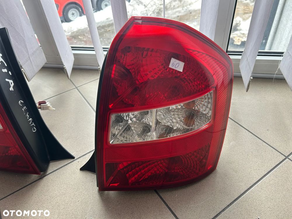 LAMPA PRAWA LEWA TYŁ KIA CERATO - 2