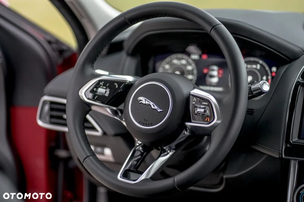 Jaguar XE 2.0 D180 HSE - 38