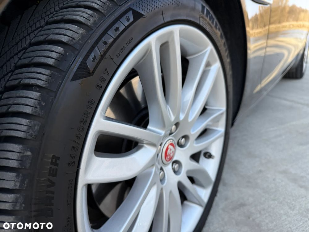 Jaguar XF 35t Portfolio - 12