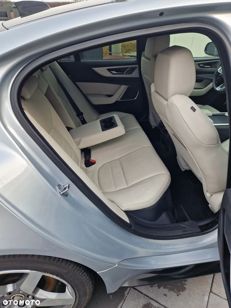 Jaguar XE 2.0 P300 AWD R-Dynamic SE - 11