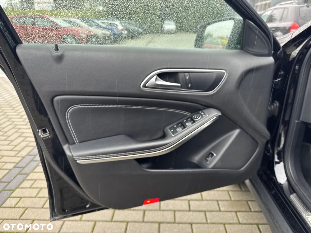 Mercedes-Benz GLA 200 7G-DCT Urban - 11