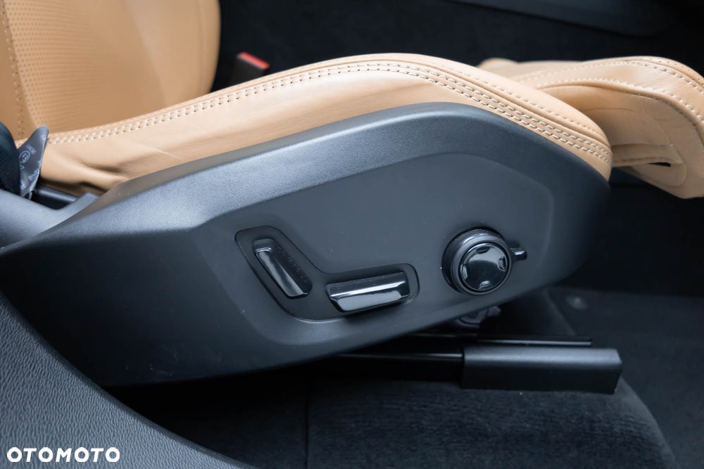 Volvo XC 60 B4 D AWD Ultimate Bright - 33