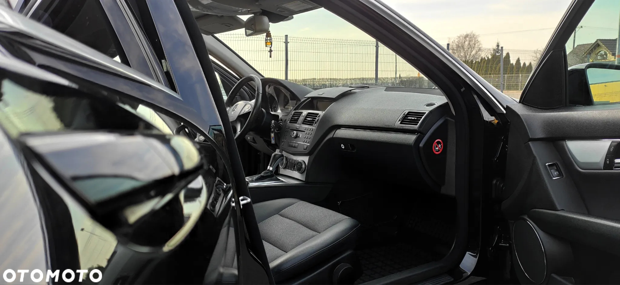 Mercedes-Benz Klasa C 180 T CGI Automatik BlueEFFICIENCY Avantgarde - 24