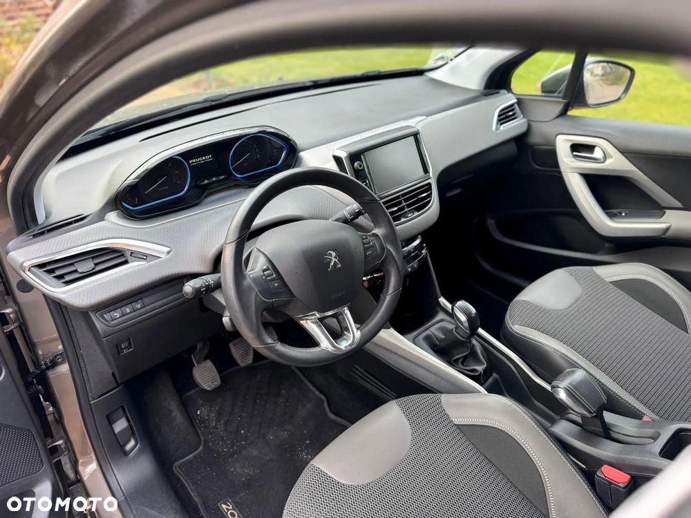 Peugeot 2008 1.2 Pure Tech Style S&S - 9