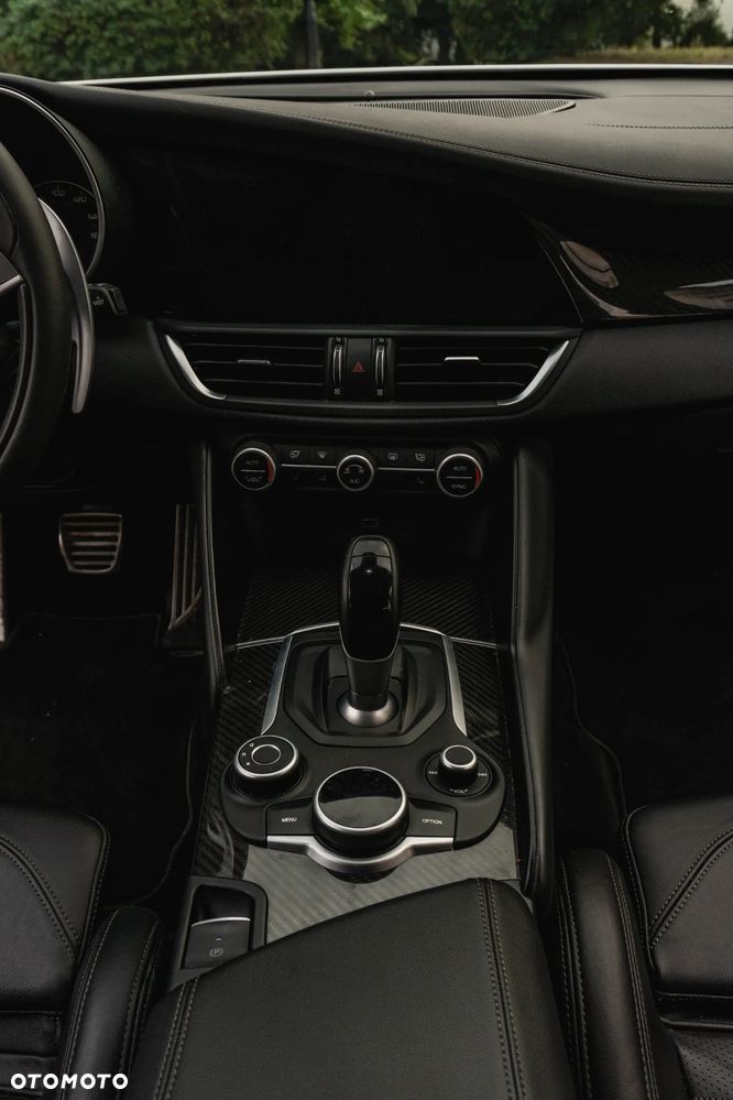 Alfa Romeo Giulia 2.0 Turbo 16V AT8-Q4 Ti - 32