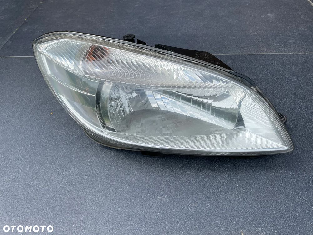 SKODA FABIA II reflektor lampa prawa prawy przód przednia LIFT 10- - 1