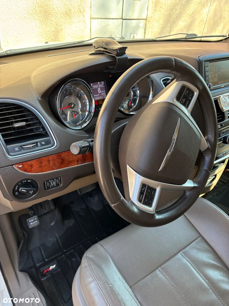 Chrysler Town & Country 3.6 Limited - 7