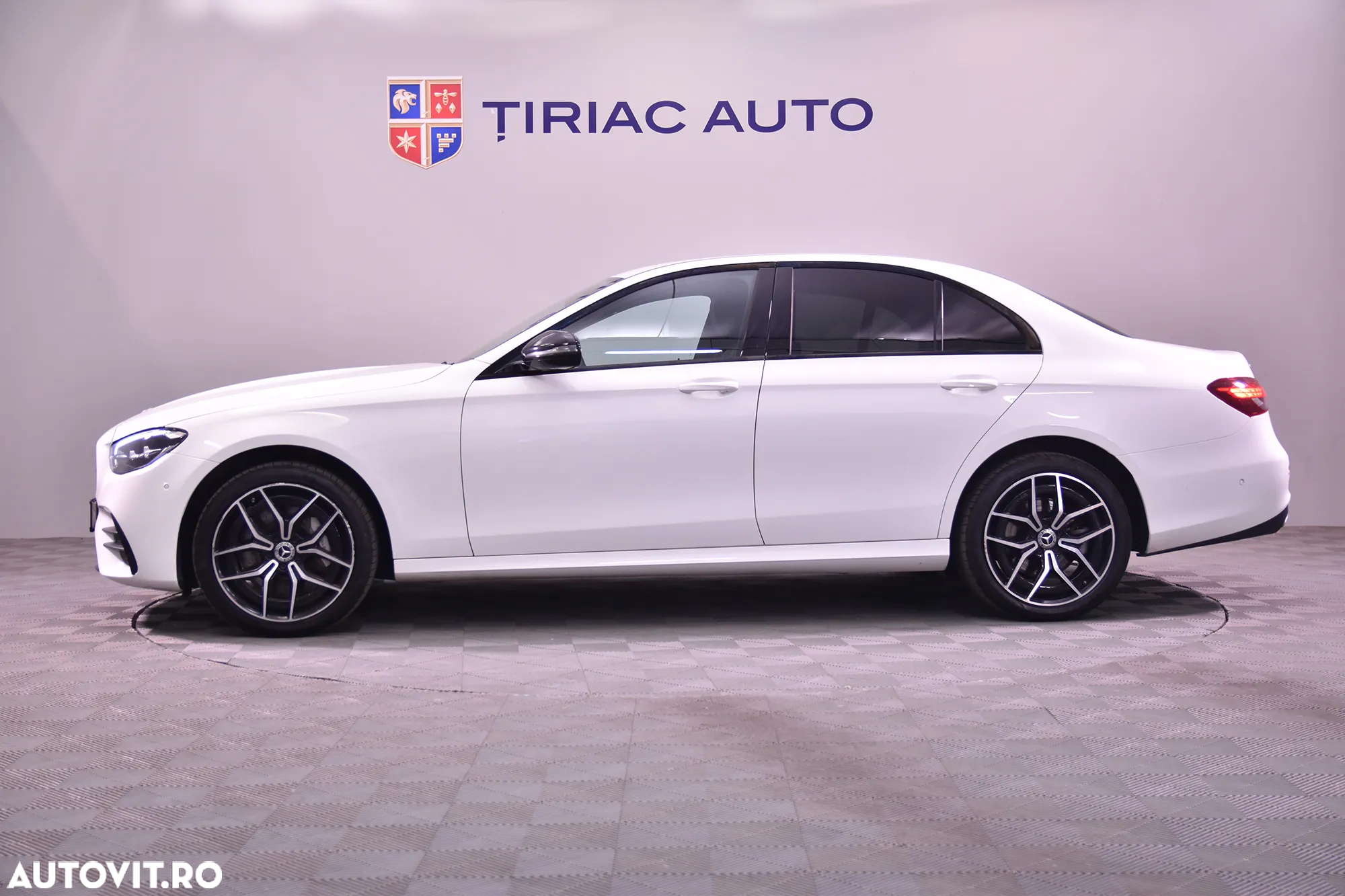 Mercedes-Benz E 300 4Matic 9G-TRONIC AMG Line - 2
