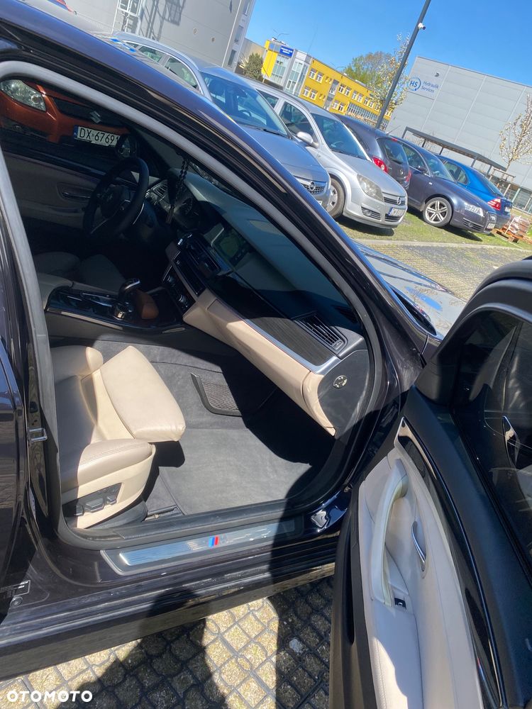 BMW Seria 5 525d xDrive - 29