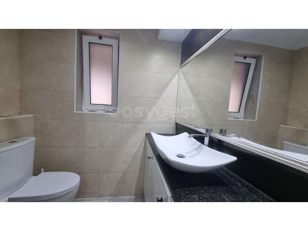 Apartamento T2 com Logradouro e Churrasqueira - Olival Basto - Grande imagem: 4/15