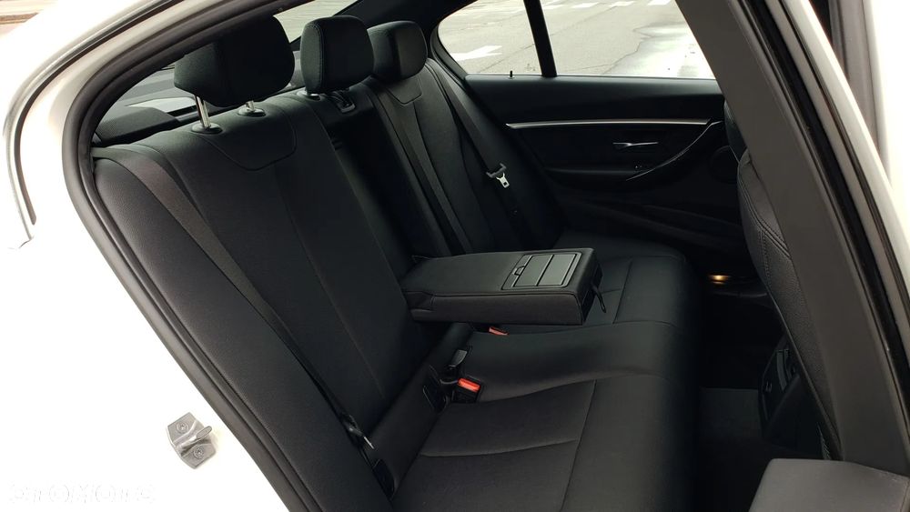 BMW Seria 3 330i Sport Line - 31