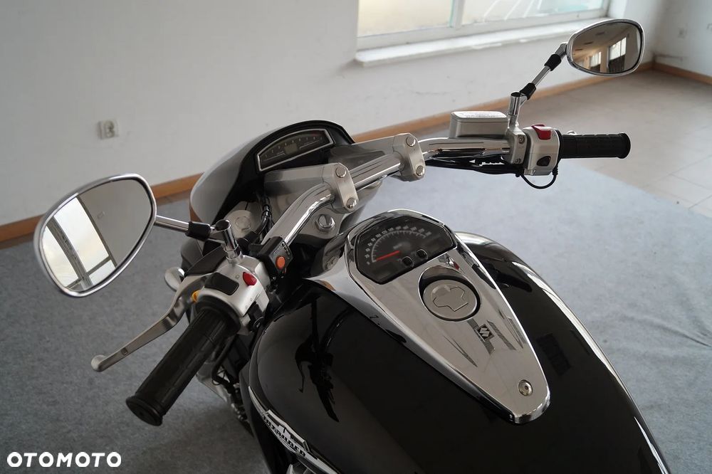 Suzuki Intruder - 14