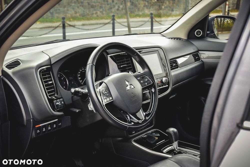 Mitsubishi Outlander 2.0 Intense + Navi 4WD CVT - 11