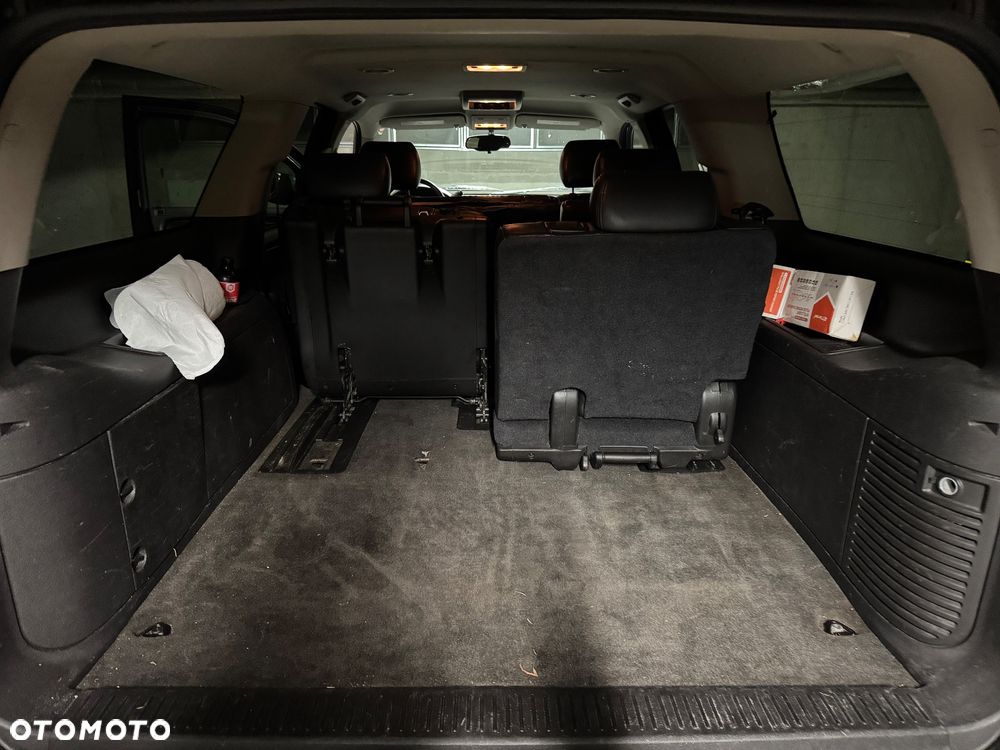 Chevrolet Suburban - 28