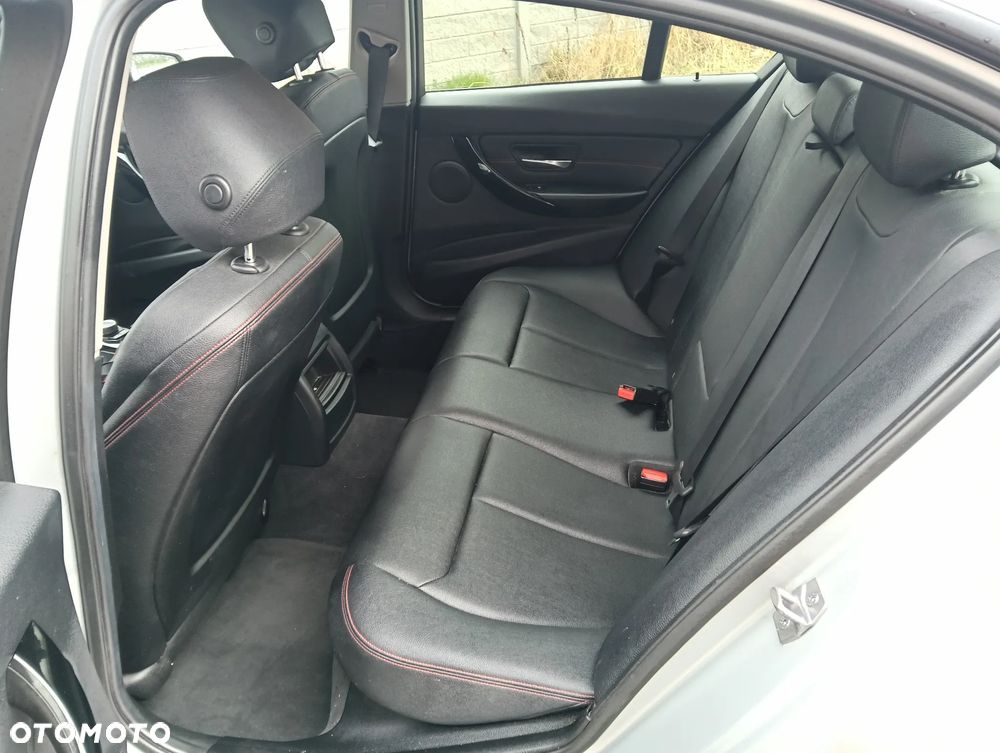 BMW Seria 3 318d DPF Edition Sport - 12