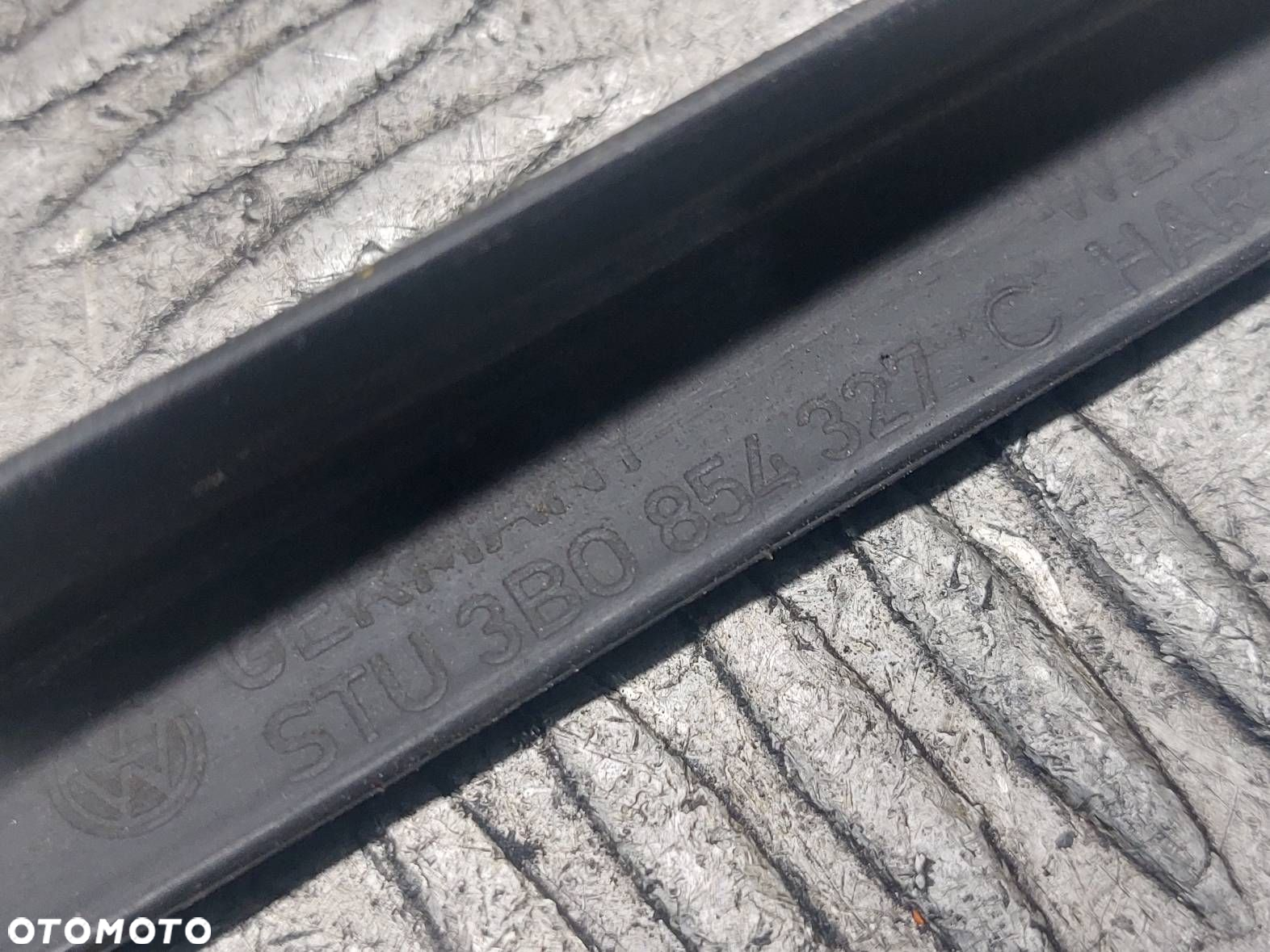 LISTWA ZGARNIAJĄCA SZYBY CZOŁOWEJ LEWA + PRAWA VW PASSAT B5 FL SUPERB - 6