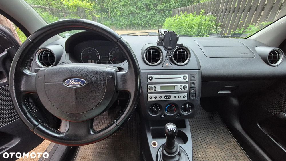 Ford Fiesta 2004 photo 2