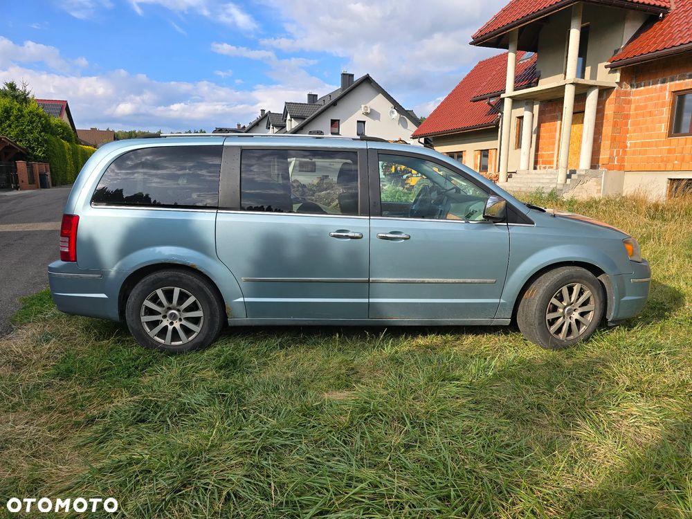 Chrysler Town & Country - 4