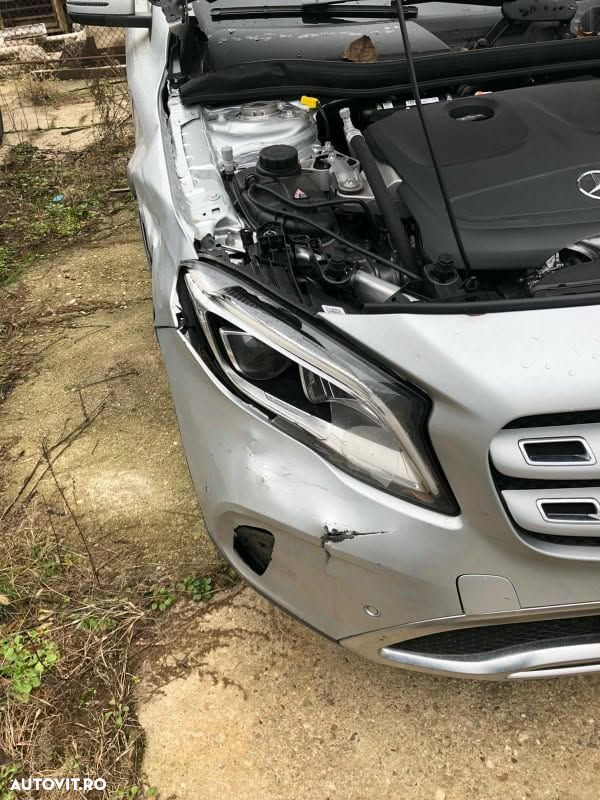 Mercedes-Benz GLA 180 7G-DCT - 14