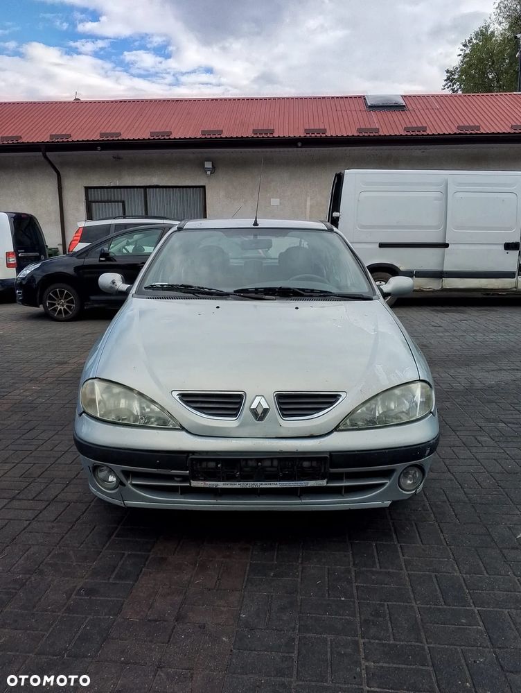 Renault Megane I FL (99-02r.) 1.4 B 95KM. Silnik K4J 714 Skrzynia JC5 107.Cały na części. GWARANCJA !!!  Przód Tył Zestaw Komplet Drzwi Klapa Zderzak Błotnik Maska Grill Atrapa Szyba Pas Lampa Lusterko Boczki Fotel Kanapa Kokpit Deska Rozdzielcza Przełącznik Włącznik Sterownik Przewody Wiązka Instalacja Moduł Komputer Czujnik Listwa Pompa Alternator Wtryski Głowica Rozrusznik Kompresor Sprzęgło Dwumas Silnik Skrzynia ABS Klimatyzacji Paliwa Wspomagania Kolektor Turbina Przepustnica Zawór Chłodnica Koło Hak Belka Sanki Zawieszenie Mcpherson Półoś Amortyzator Wydech Tłumik Zacisk Most - 2