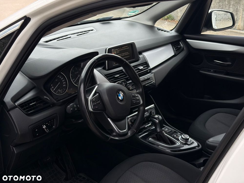 BMW Seria 2 218d - 11