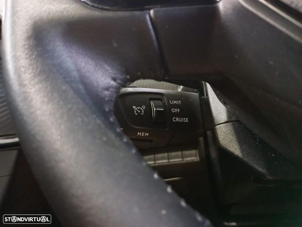 Peugeot 2008 1.2 PureTech Allure - 11