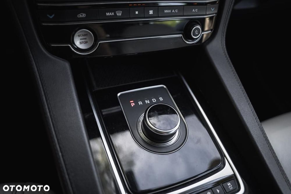 Jaguar F-Pace - 21