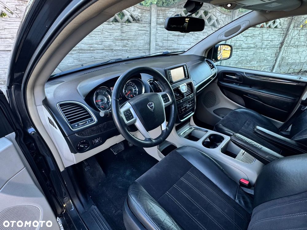 Lancia Voyager 2.8CRD Platinum - 25