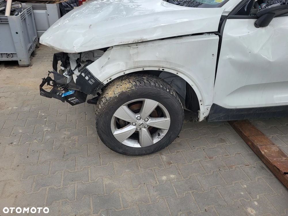 Volvo XC 40 T3 Geartronic Momentum - 4