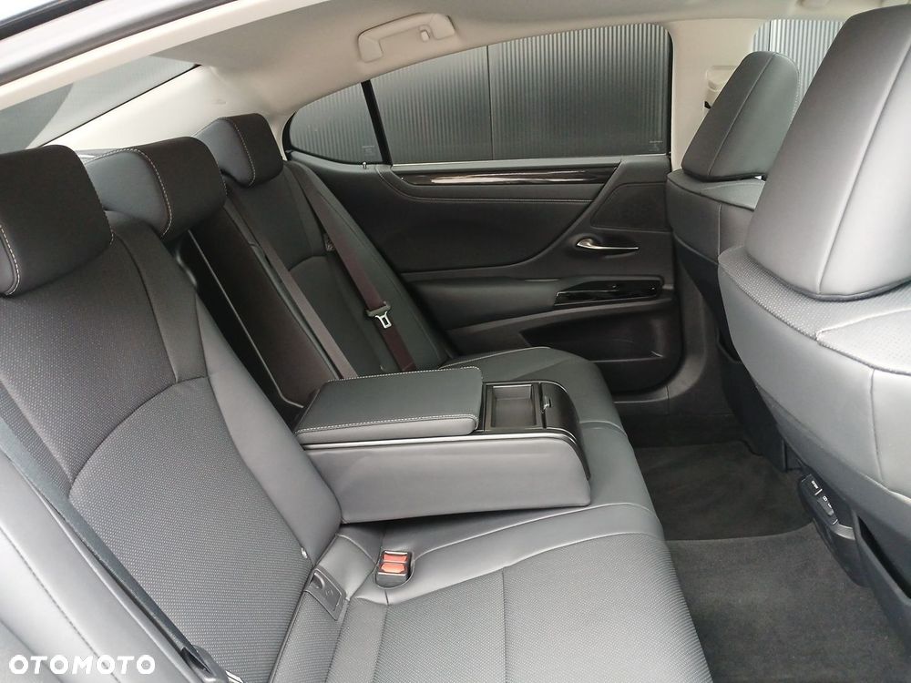Lexus ES 300h Business Edition - 28