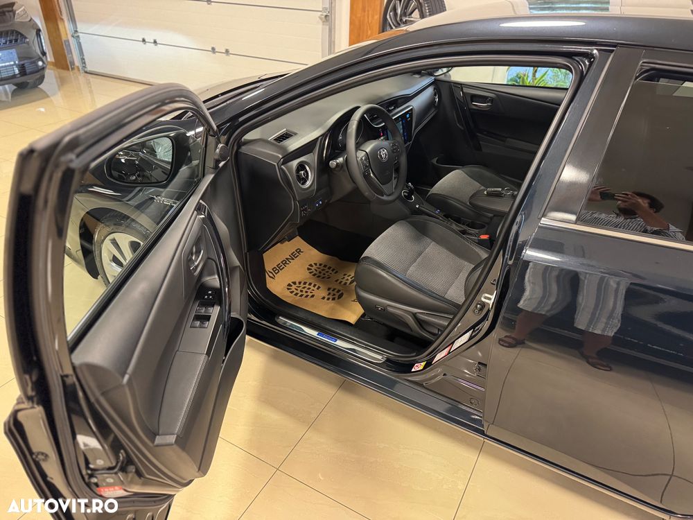 Toyota Auris 1.8 L VVT-i HSD Sol + - 8