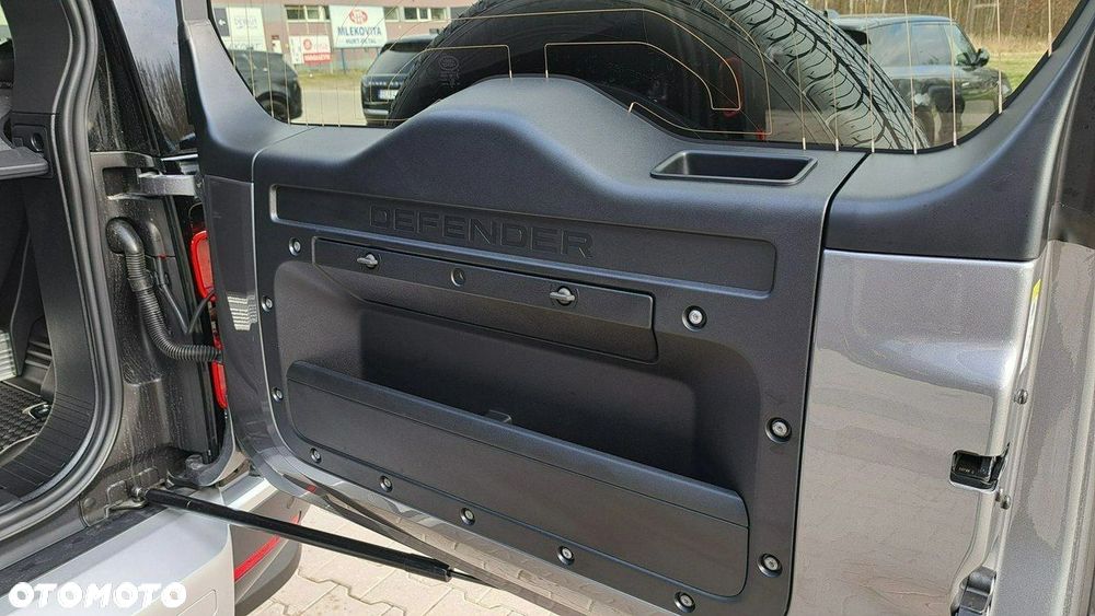 Land Rover Defender - 38