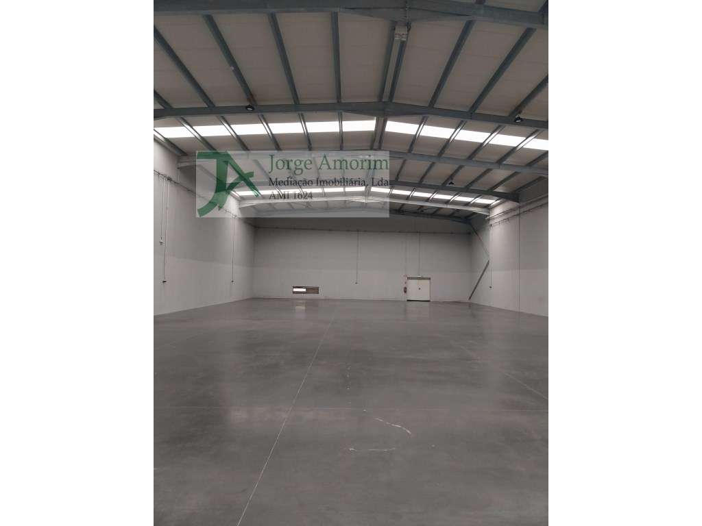 Armazém disponível para entrada imediata. 675 m2 - Grande imagem: 2/8