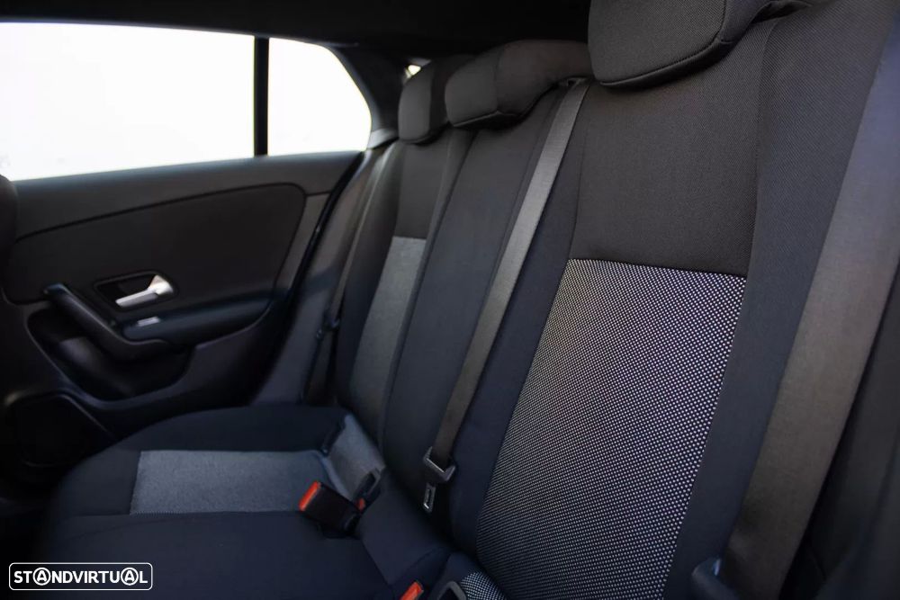 Mercedes-Benz CLA 180 d 8G-DCT Edition Progressive Line — fotografia 17