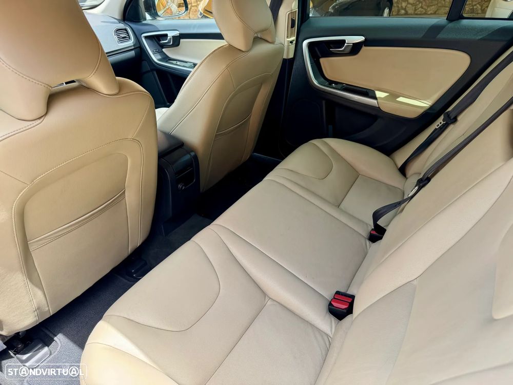 Volvo V60 Cross Country D3 Summum - 12
