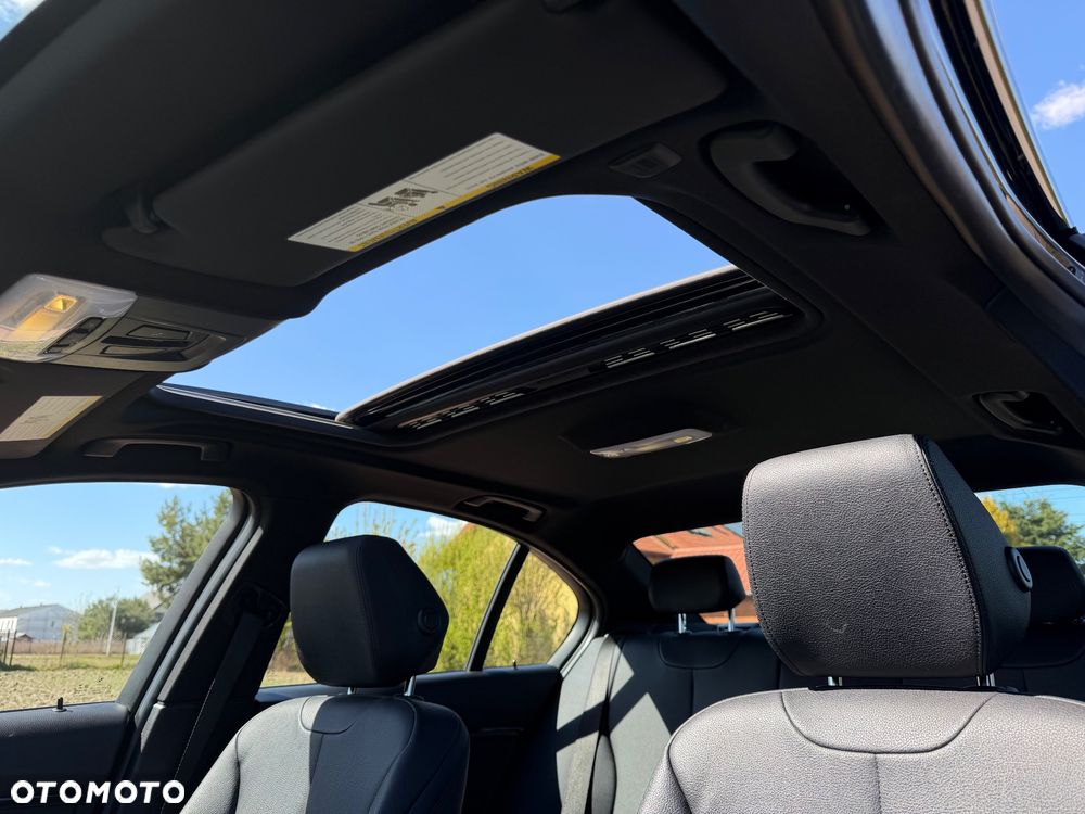 BMW Seria 3 330i xDrive Edition M Sport Shadow - 23