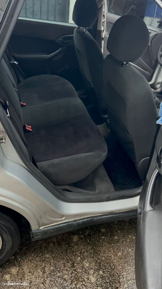 Ford Focus DI Ghia - 10