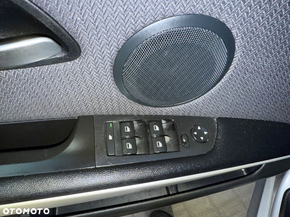 BMW Seria 3 318i Touring - 9