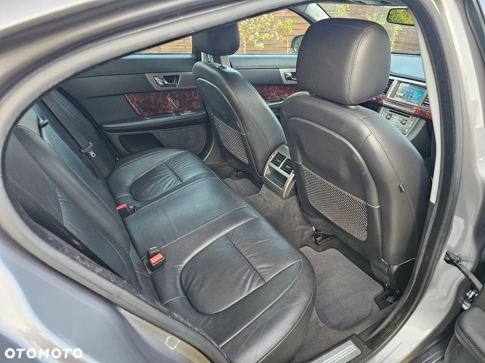 Jaguar XF 2.7 V6 Premium Luxury - 7
