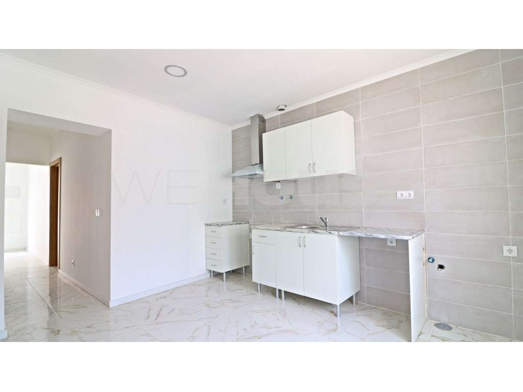 Moradia térrea renovada e com quintal na Baixa da Banheira - Grande imagem: 2/15