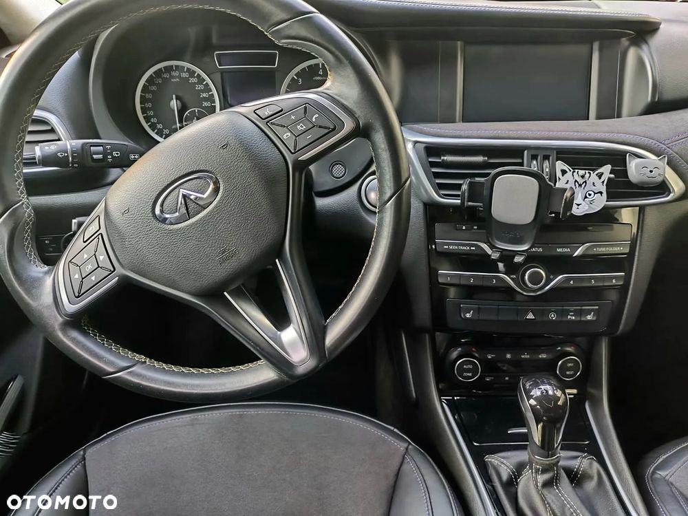 Infiniti Q30 1.5d Premium City Black - 24
