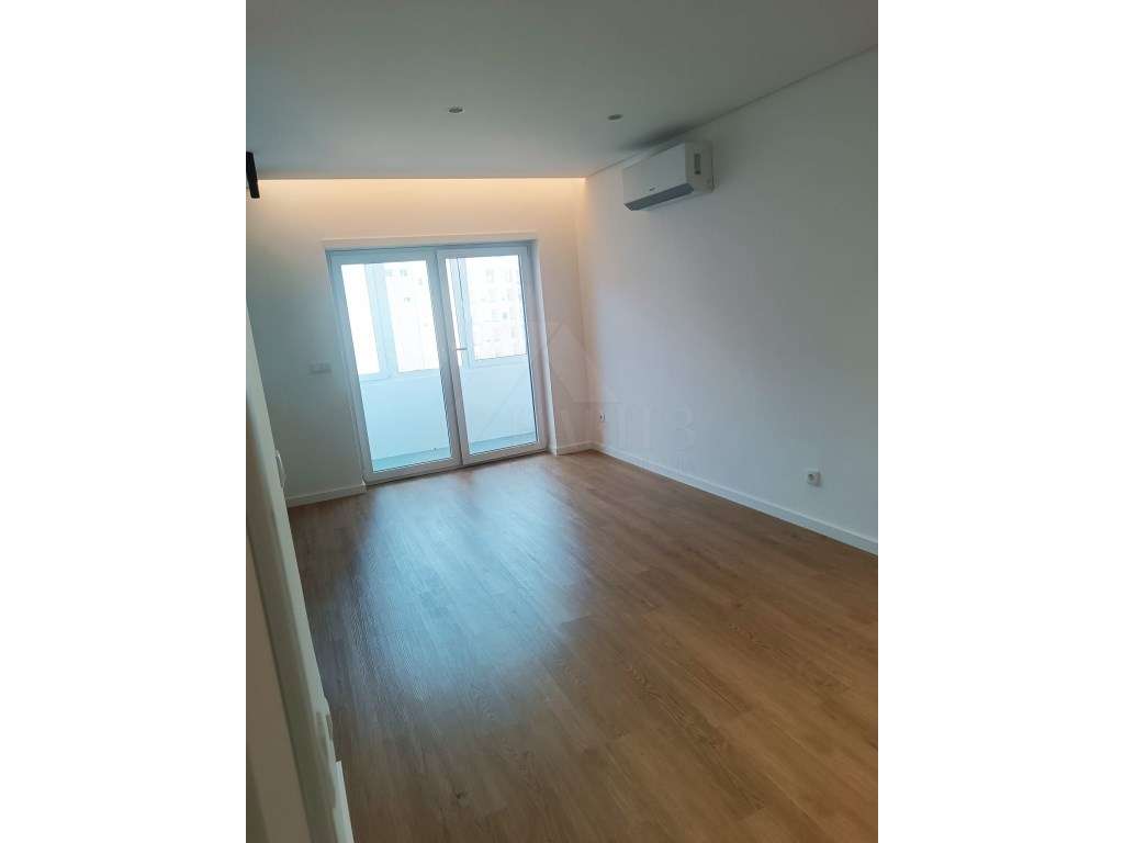 Apartamento T2+1 Totalmente Remodelado - Grande imagem: 2/17