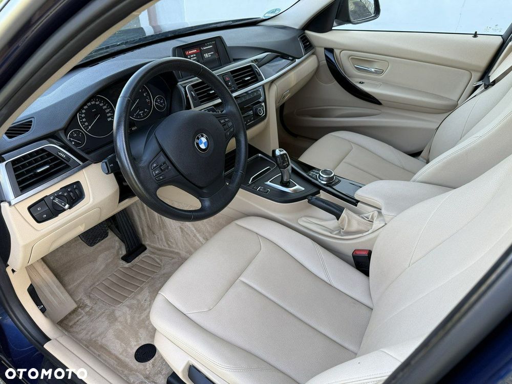 BMW Seria 3 320i Luxury Line - 26