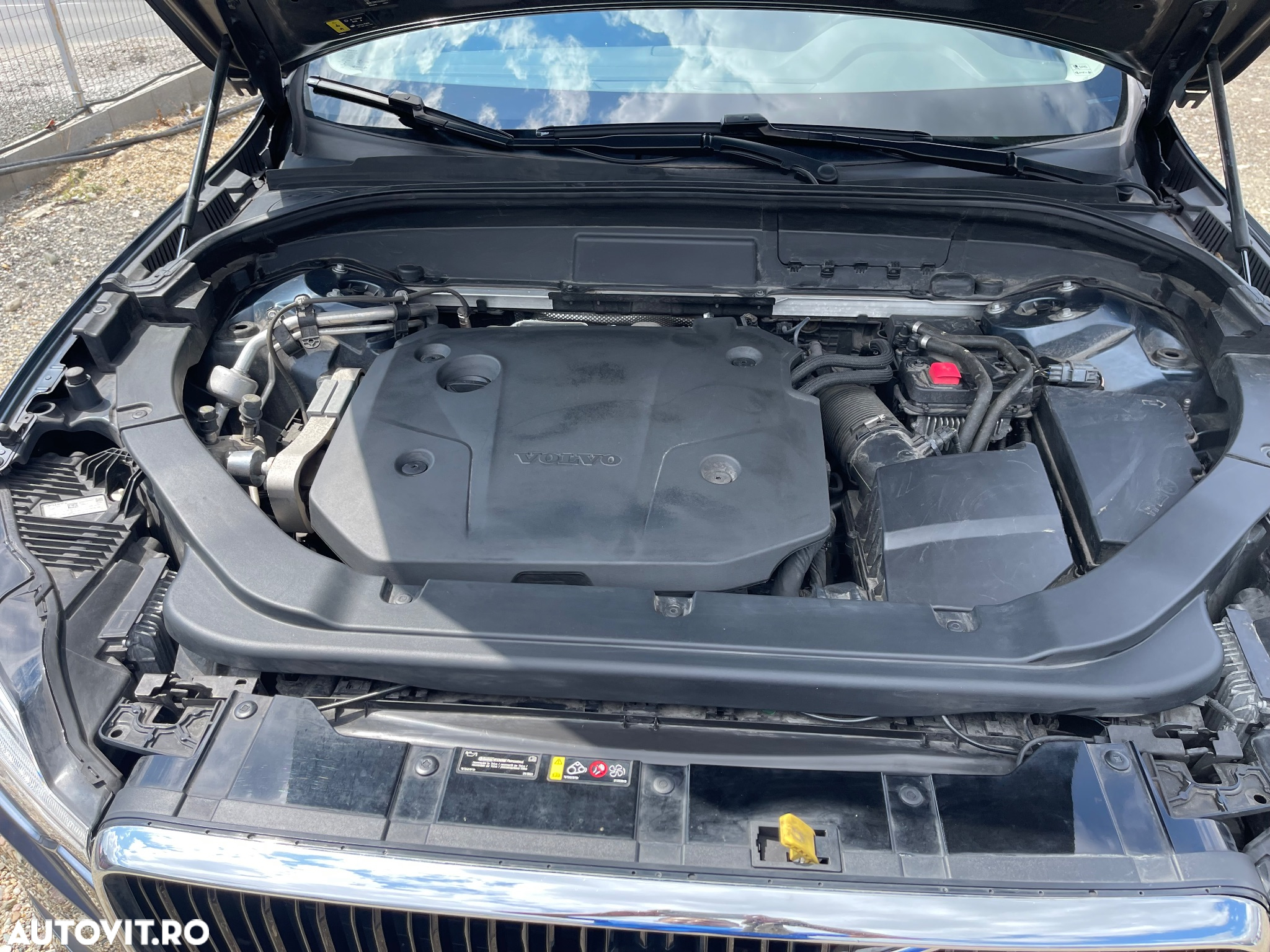 Volvo XC 60 B4 MHEV AT8 AWD Momentum Pro - 17