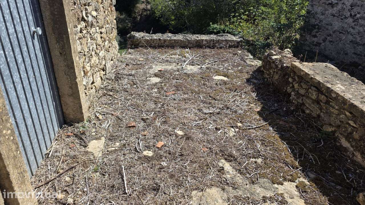 Casa em pedra e celeiro para restaurar - Grande imagem: 4/37